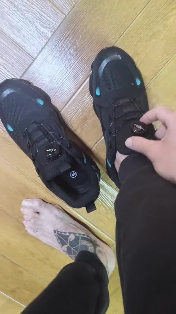 Pie entrando en una zapatilla de seguridad sin tener que aflojar cordones