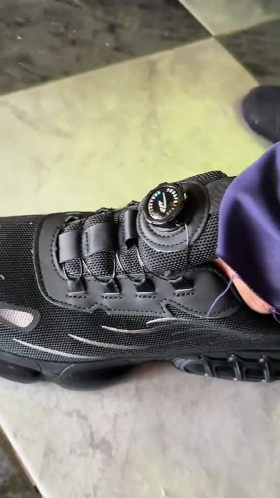 Primer plano del cierre rotativo de una zapatilla de seguridad