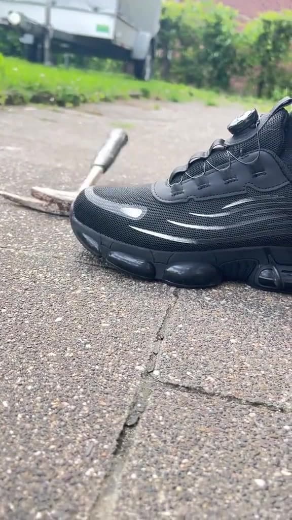 Zapatilla negra sobre suelo de adoquín exterior junto a un martillo